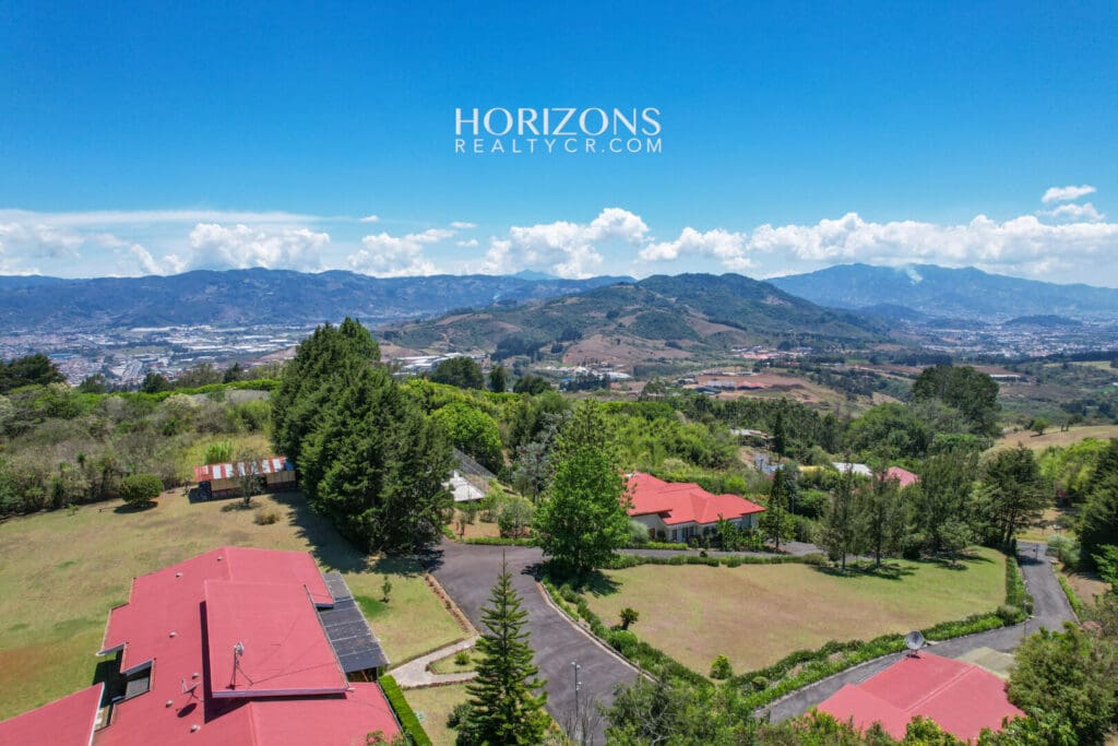 Propiedad de 36,692 m² en Venta en La Angelina, Cartago – Dos Casas, Bosque Primario y Vistas a las Montañas NJC06
