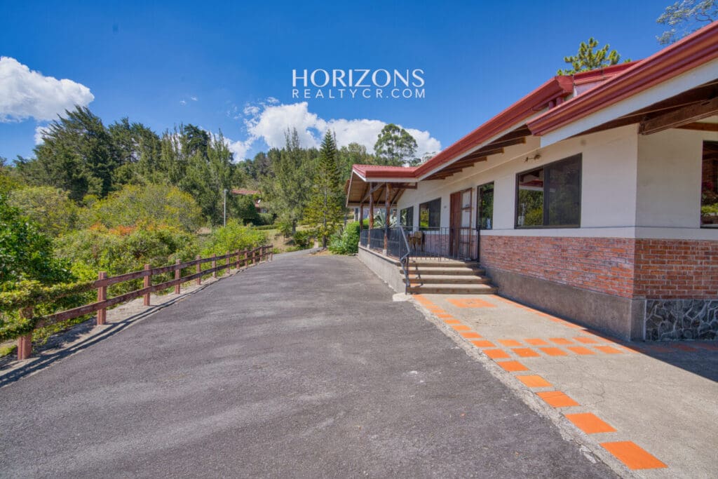 Propiedad de 36,692 m² en Venta en La Angelina, Cartago – Dos Casas, Bosque Primario y Vistas a las Montañas NJC06