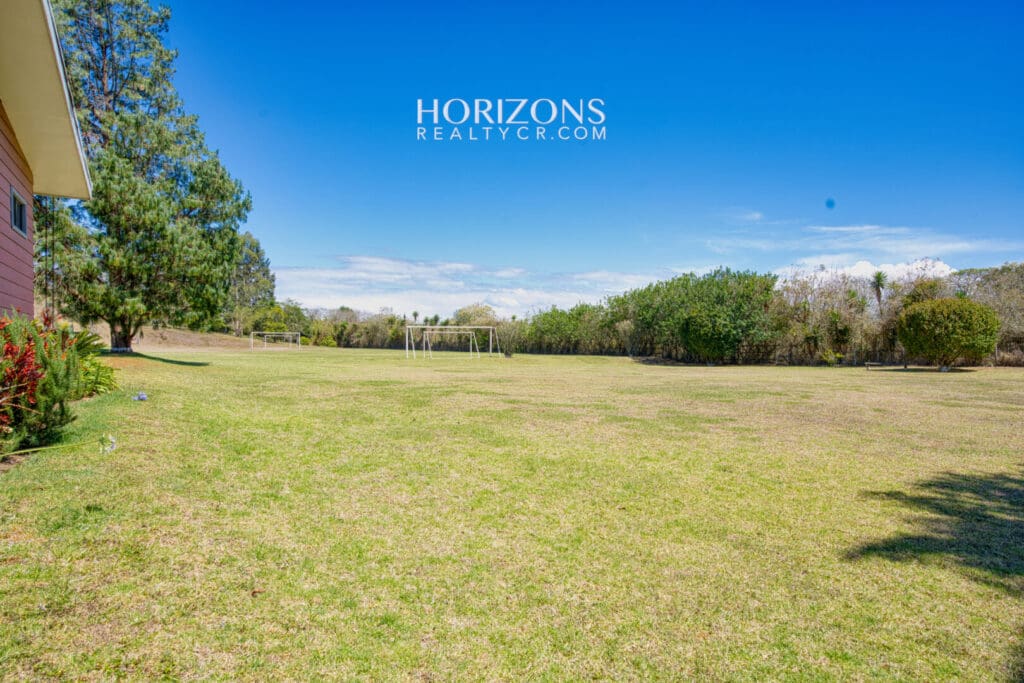 Propiedad de 36,692 m² en Venta en La Angelina, Cartago – Dos Casas, Bosque Primario y Vistas a las Montañas NJC06