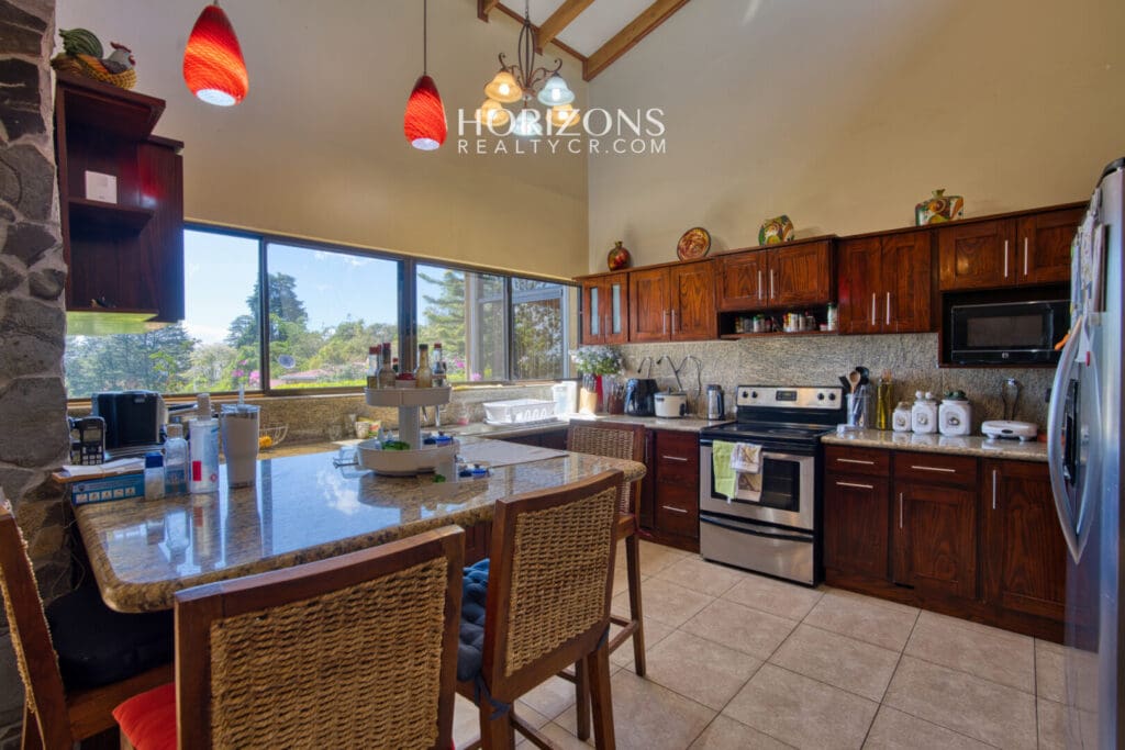 Propiedad de 36,692 m² en Venta en La Angelina, Cartago – Dos Casas, Bosque Primario y Vistas a las Montañas NJC06