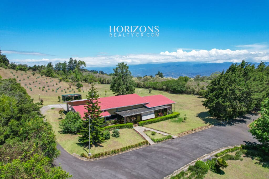 Propiedad de 36,692 m² en Venta en La Angelina, Cartago – Dos Casas, Bosque Primario y Vistas a las Montañas NJC06
