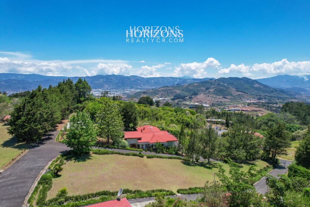 Propiedad de 36,692 m² en Venta en La Angelina, Cartago – Dos Casas, Bosque Primario y Vistas a las Montañas NJC06