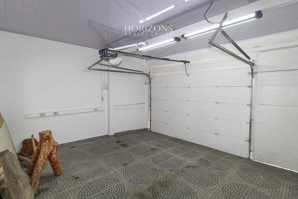 En alquiler casa comercial Calle principal Tibas 500m2 Por Unibe y Automercardo Moravia nja1182