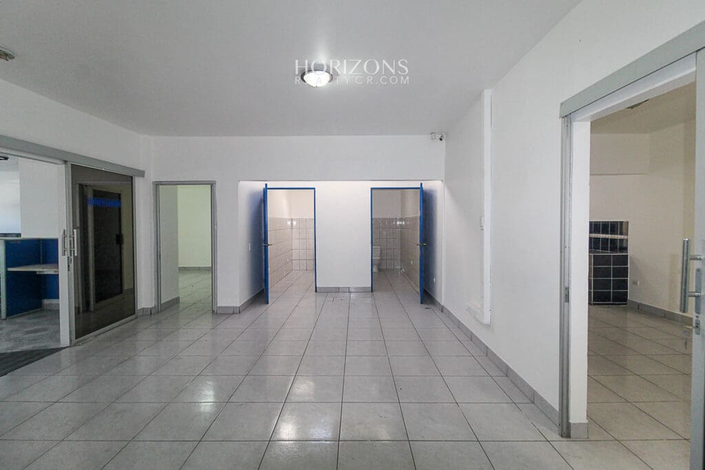 En alquiler casa comercial Calle principal Tibas 500m2 Por Unibe y Automercardo Moravia nja1182