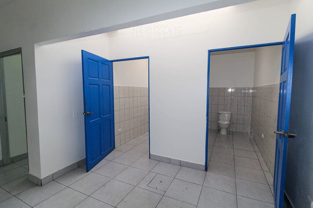 En alquiler casa comercial Calle principal Tibas 500m2 Por Unibe y Automercardo Moravia nja1182