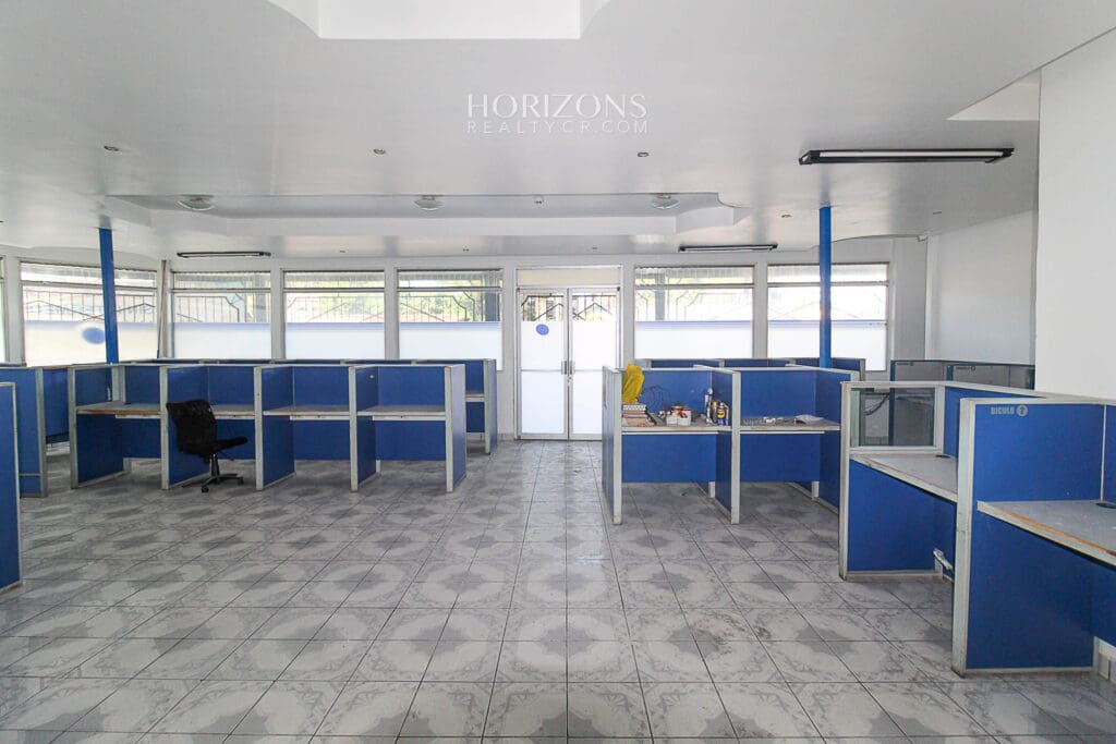 En alquiler casa comercial Calle principal Tibas 500m2 Por Unibe y Automercardo Moravia nja1182