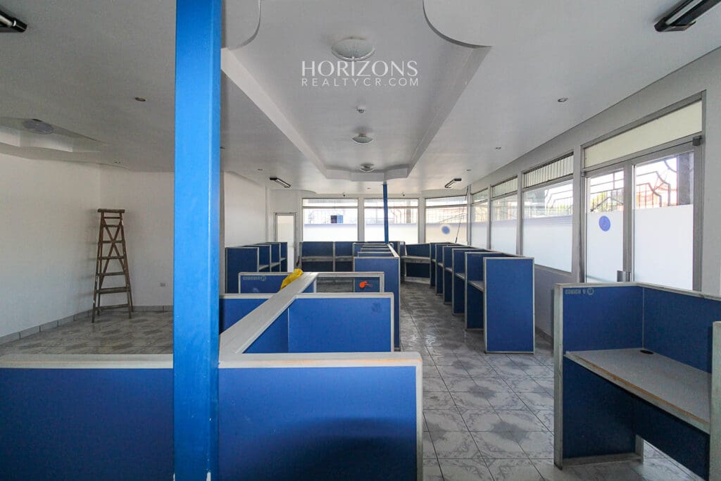 En alquiler casa comercial Calle principal Tibas 500m2 Por Unibe y Automercardo Moravia nja1182
