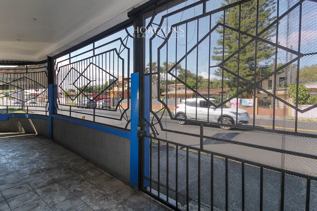 En alquiler casa comercial Calle principal Tibas 500m2 Por Unibe y Automercardo Moravia nja1182