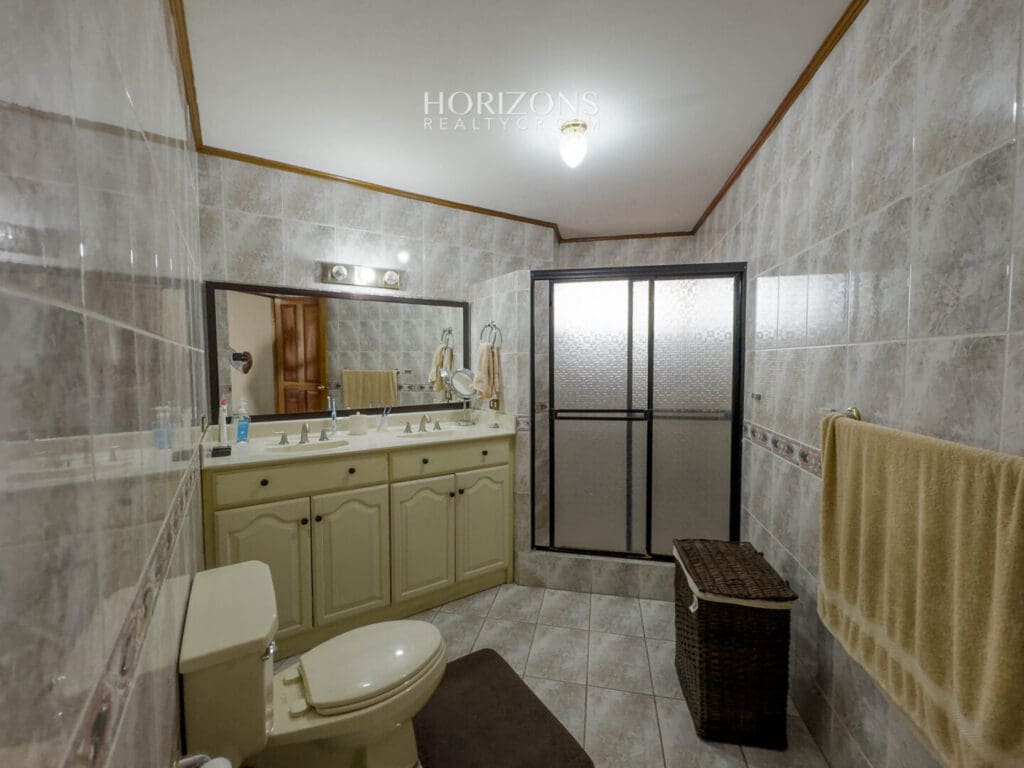 Se Vende Casa en Condominio San Pedro a 1km de la UCR 3 Parqueos nja1198