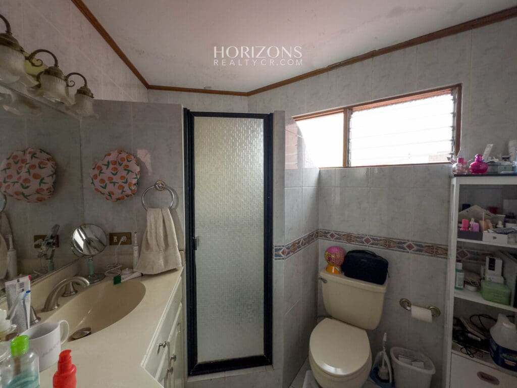 Se Vende Casa en Condominio San Pedro a 1km de la UCR 3 Parqueos nja1198