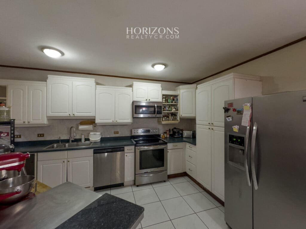 Se Vende Casa en Condominio San Pedro a 1km de la UCR 3 Parqueos nja1198