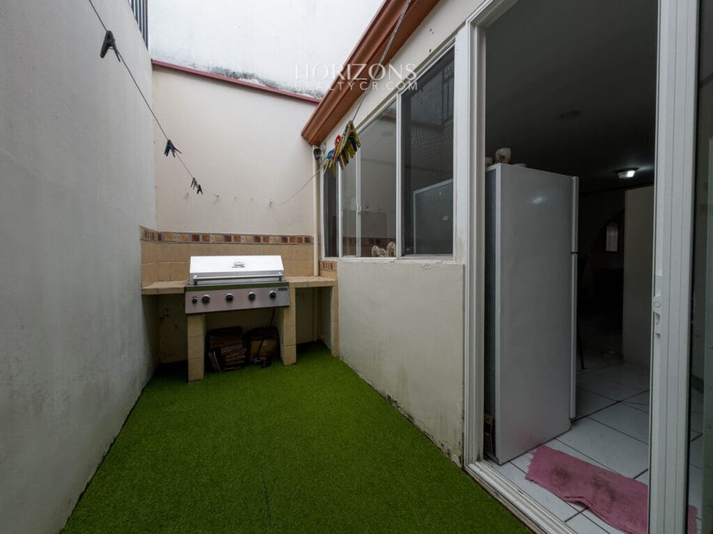 Se Vende Casa en Condominio San Pedro a 1km de la UCR 3 Parqueos nja1198