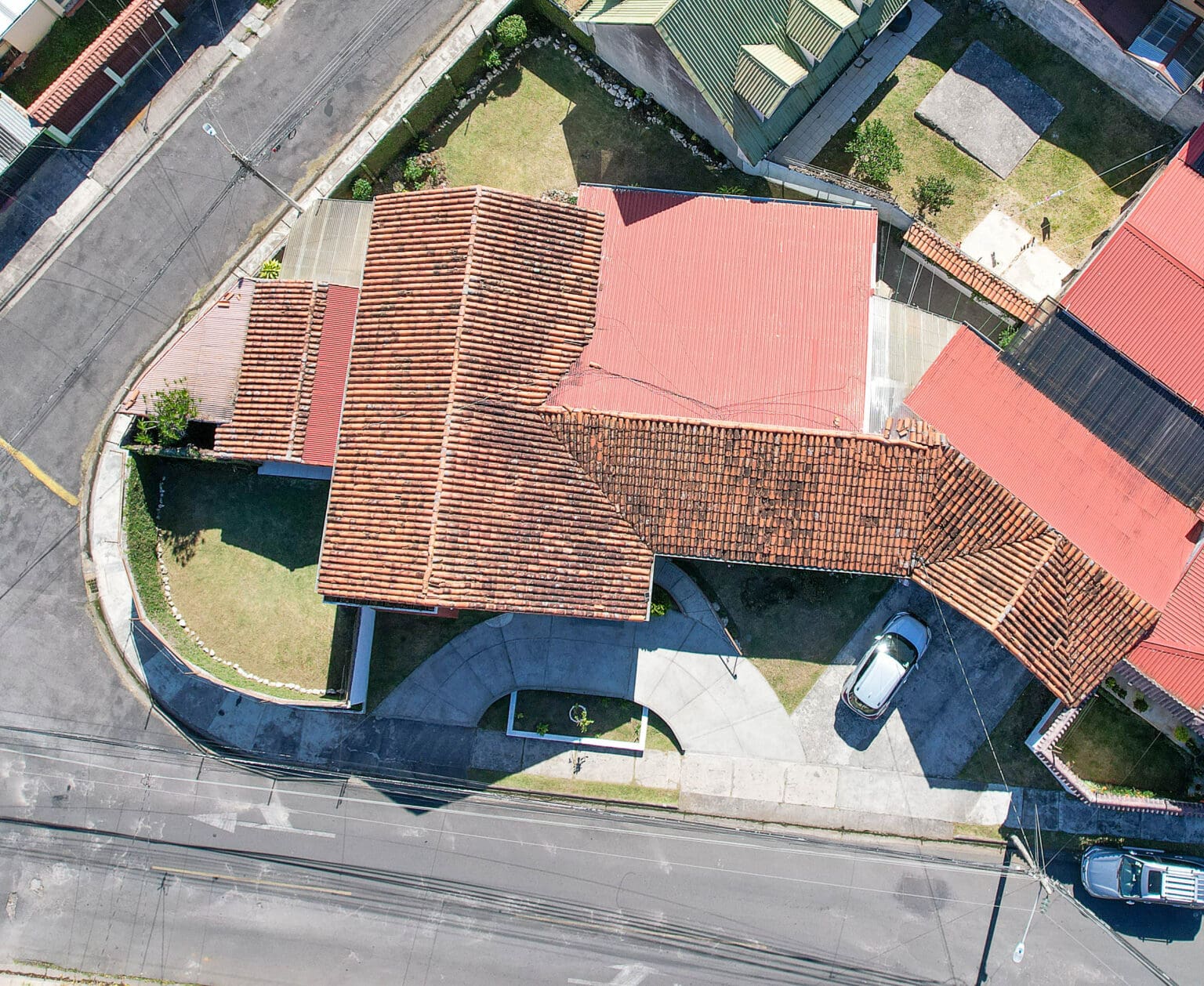 AMPLIA CASA EN VENTA! CON USO DE SUELO MIXTO EN RESIDENCIAL GONZALEZ ÁNGULO EN ORIENTAL CARTAGO NJC02