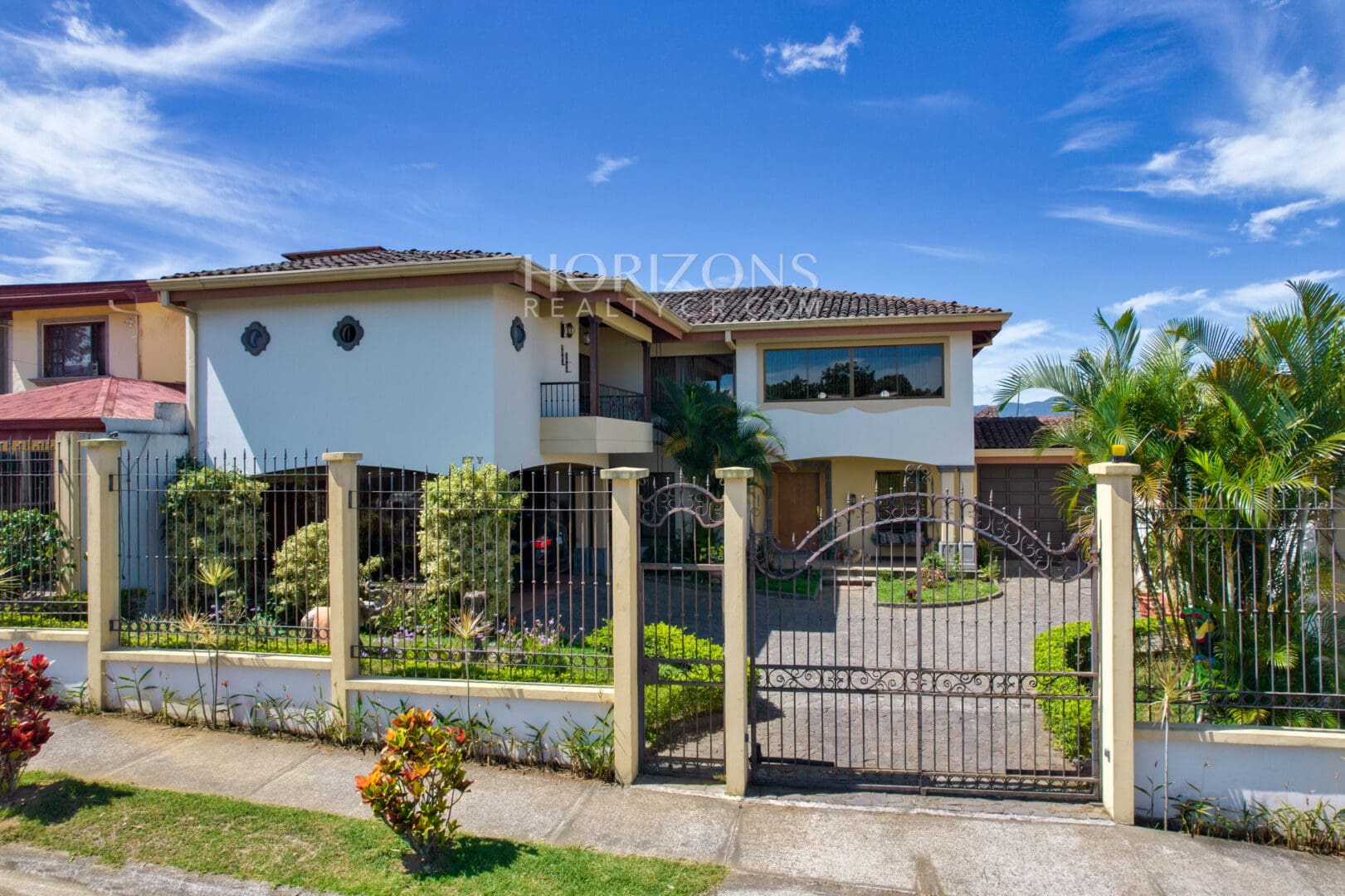 Venta de Casa en Residencial Altamonte 4 Habitaciones + Oficina 5 Garaje 5 Carros Hermosos Jardines nja1239