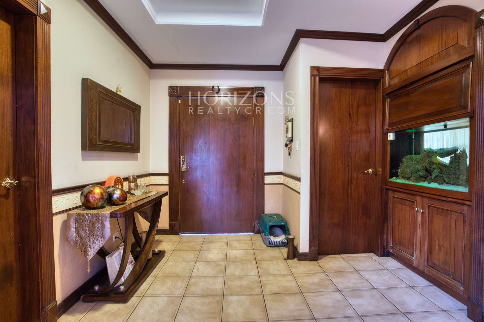 Venta de Casa en Residencial Altamonte 4 Habitaciones + Oficina 5 Garaje 5 Carros Hermosos Jardines nja1239