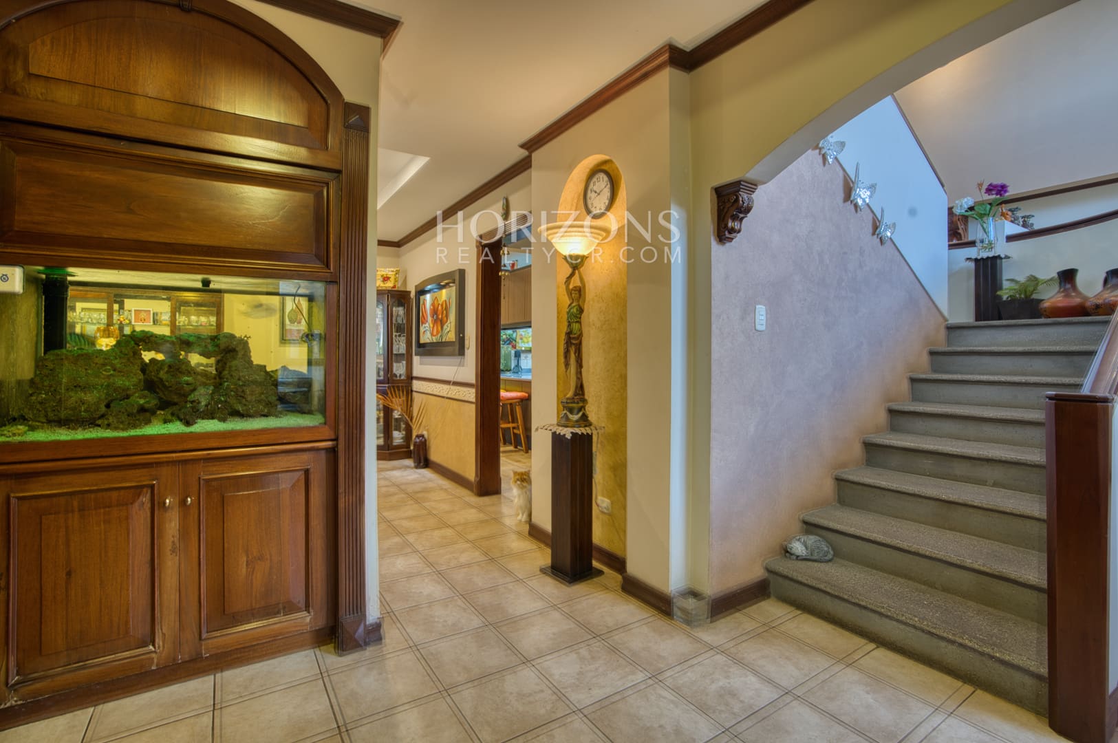 Venta de Casa en Residencial Altamonte 4 Habitaciones + Oficina 5 Garaje 5 Carros Hermosos Jardines nja1239