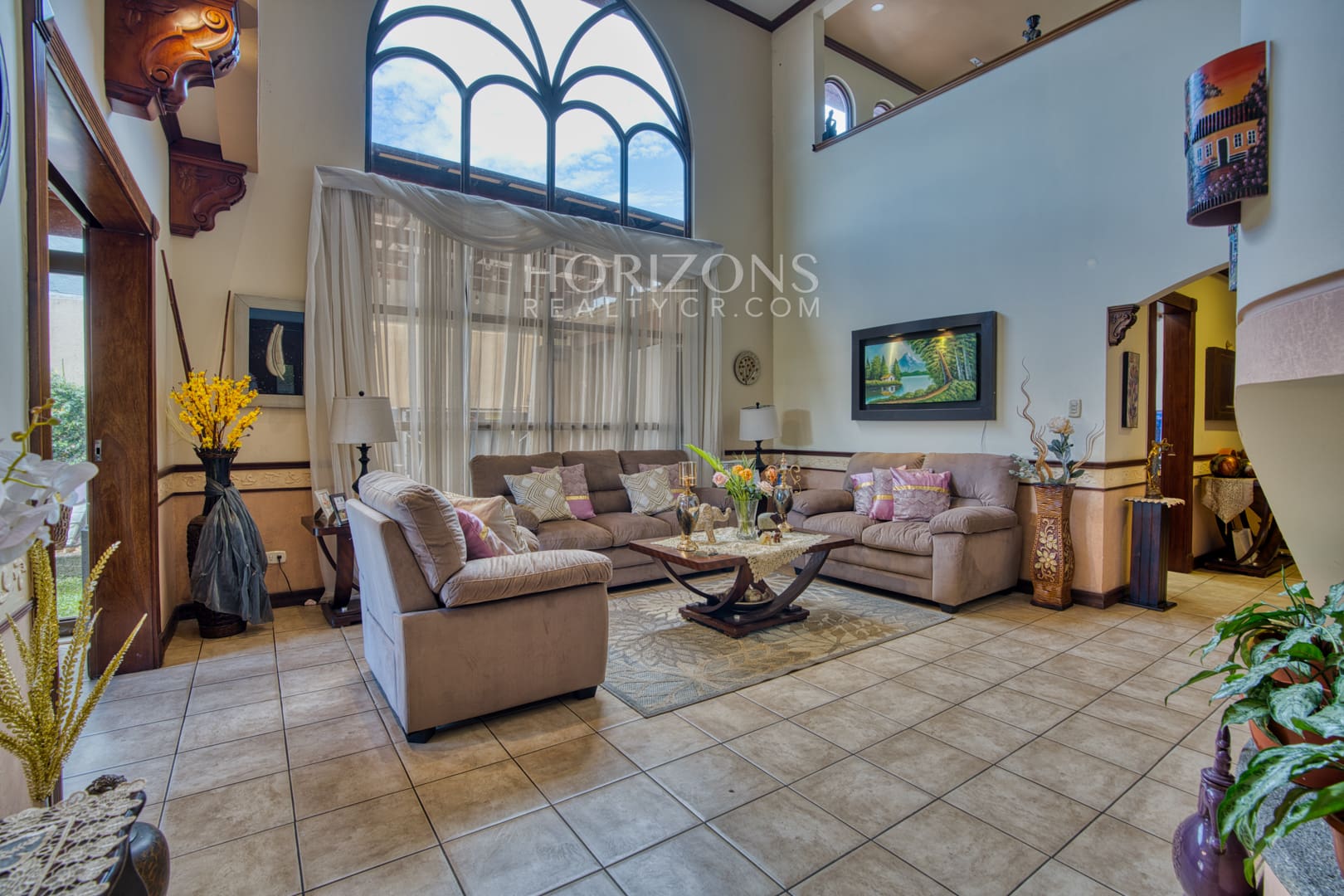 Venta de Casa en Residencial Altamonte 4 Habitaciones + Oficina 5 Garaje 5 Carros Hermosos Jardines nja1239
