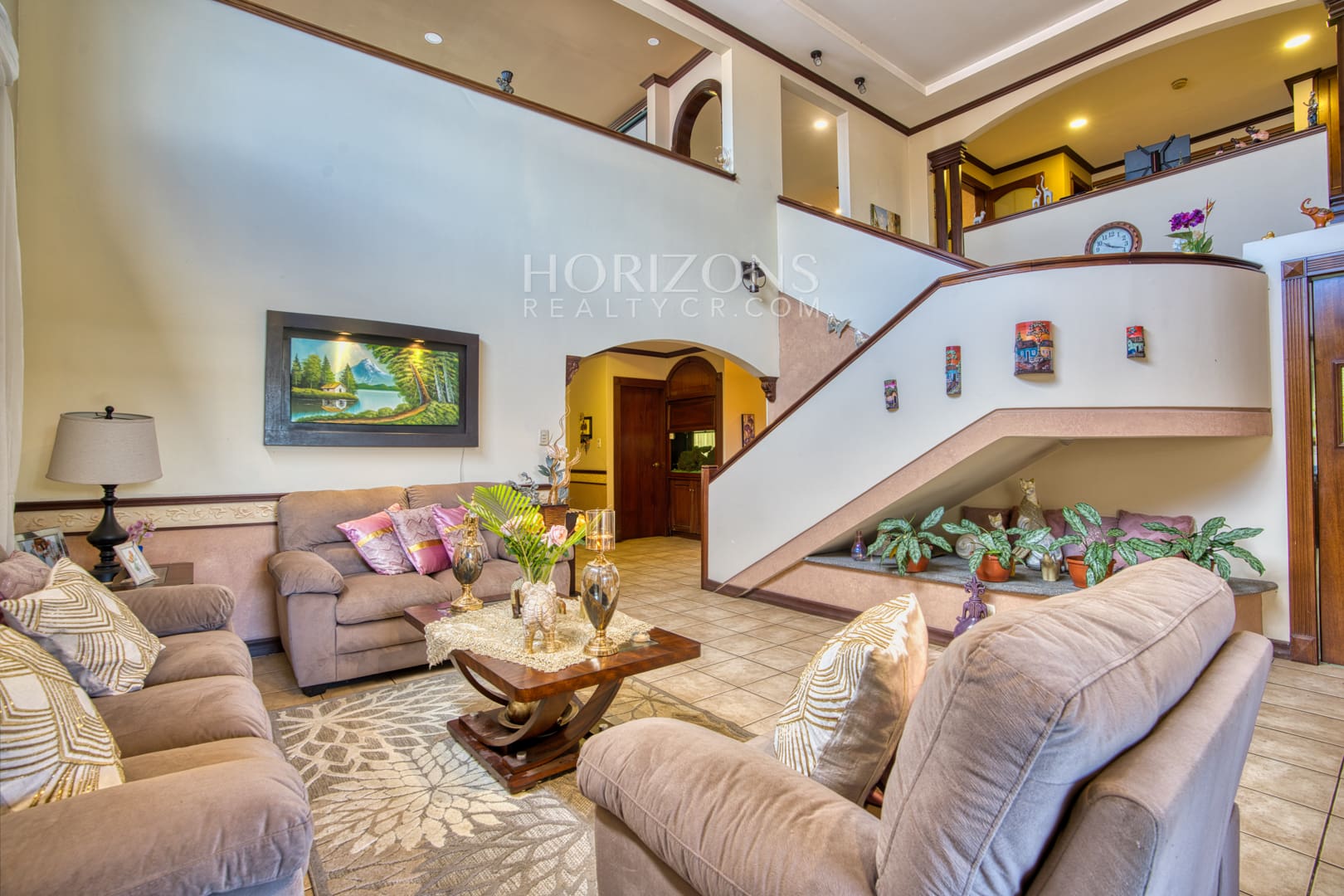 Venta de Casa en Residencial Altamonte 4 Habitaciones + Oficina 5 Garaje 5 Carros Hermosos Jardines nja1239