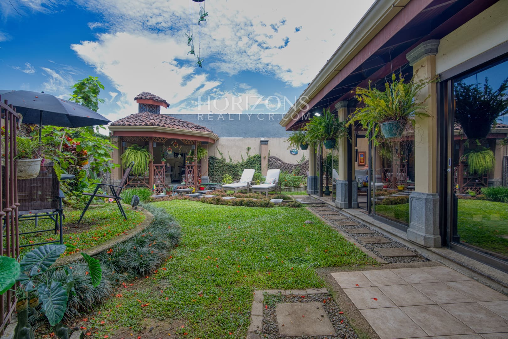 Venta de Casa en Residencial Altamonte 4 Habitaciones + Oficina 5 Garaje 5 Carros Hermosos Jardines nja1239
