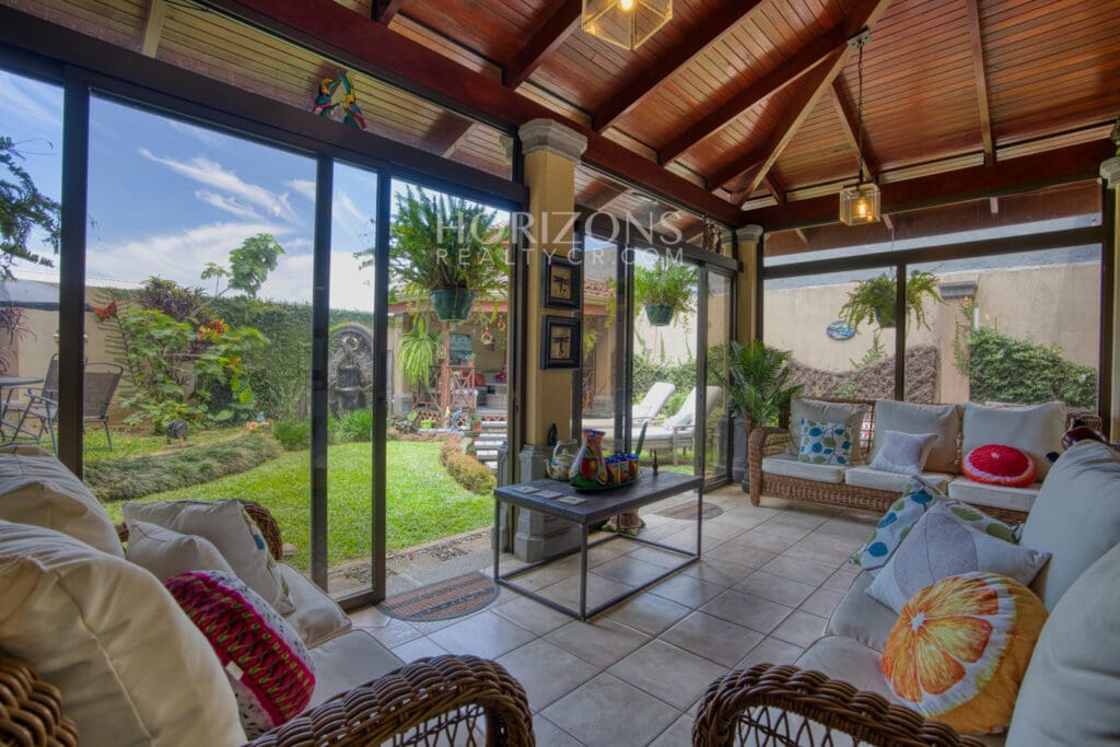 Venta de Casa en Residencial Altamonte 4 Habitaciones + Oficina 5 Garaje 5 Carros Hermosos Jardines nja1239