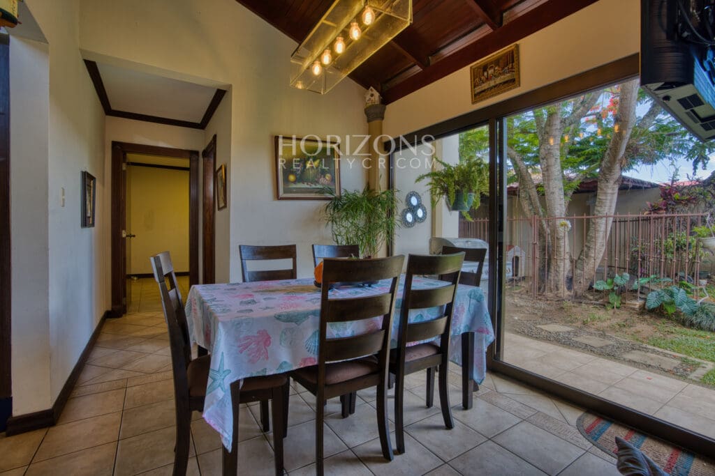 Venta de Casa en Residencial Altamonte 4 Habitaciones + Oficina 5 Garaje 5 Carros Hermosos Jardines nja1239
