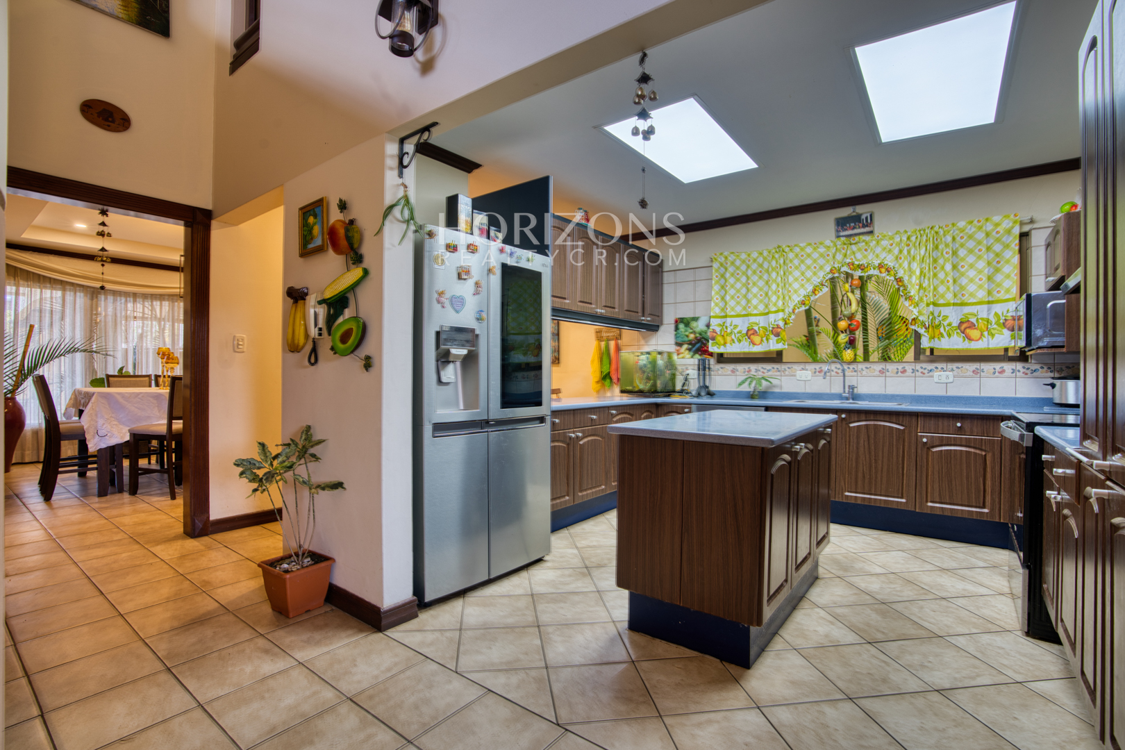 Venta de Casa en Residencial Altamonte 4 Habitaciones + Oficina 5 Garaje 5 Carros Hermosos Jardines nja1239