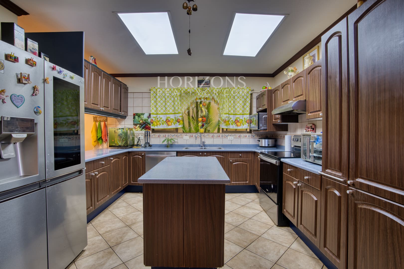 Venta de Casa en Residencial Altamonte 4 Habitaciones + Oficina 5 Garaje 5 Carros Hermosos Jardines nja1239