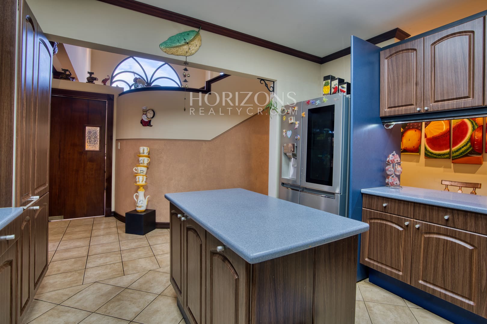 Venta de Casa en Residencial Altamonte 4 Habitaciones + Oficina 5 Garaje 5 Carros Hermosos Jardines nja1239