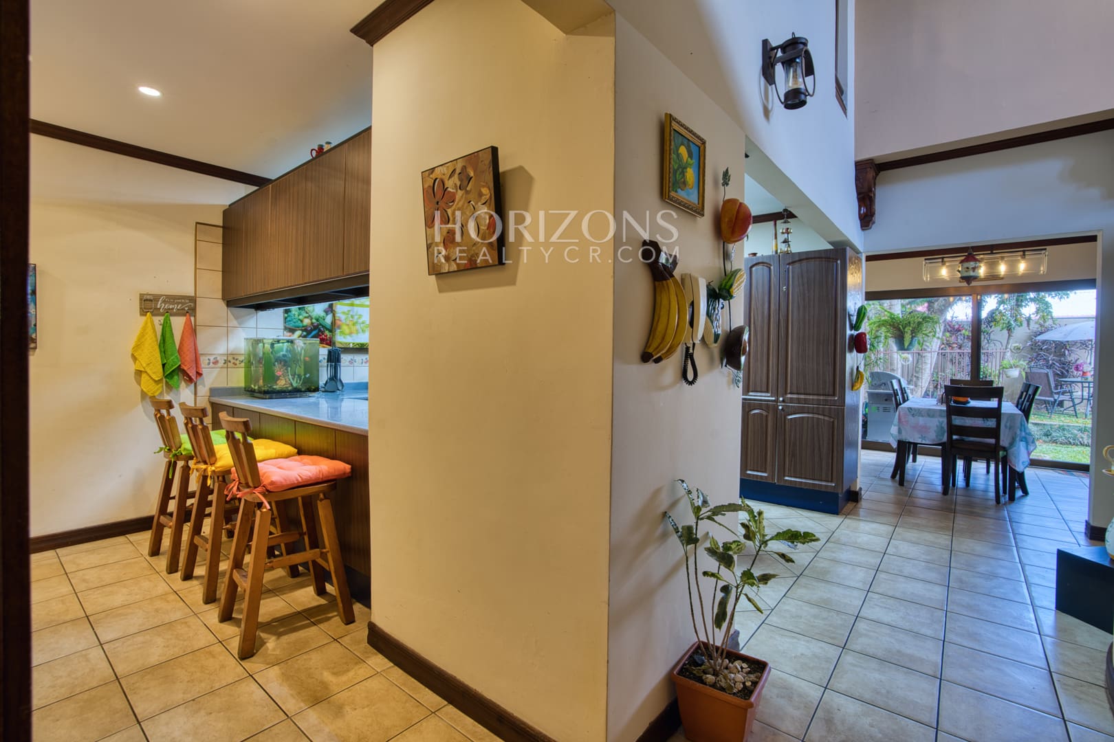 Venta de Casa en Residencial Altamonte 4 Habitaciones + Oficina 5 Garaje 5 Carros Hermosos Jardines nja1239