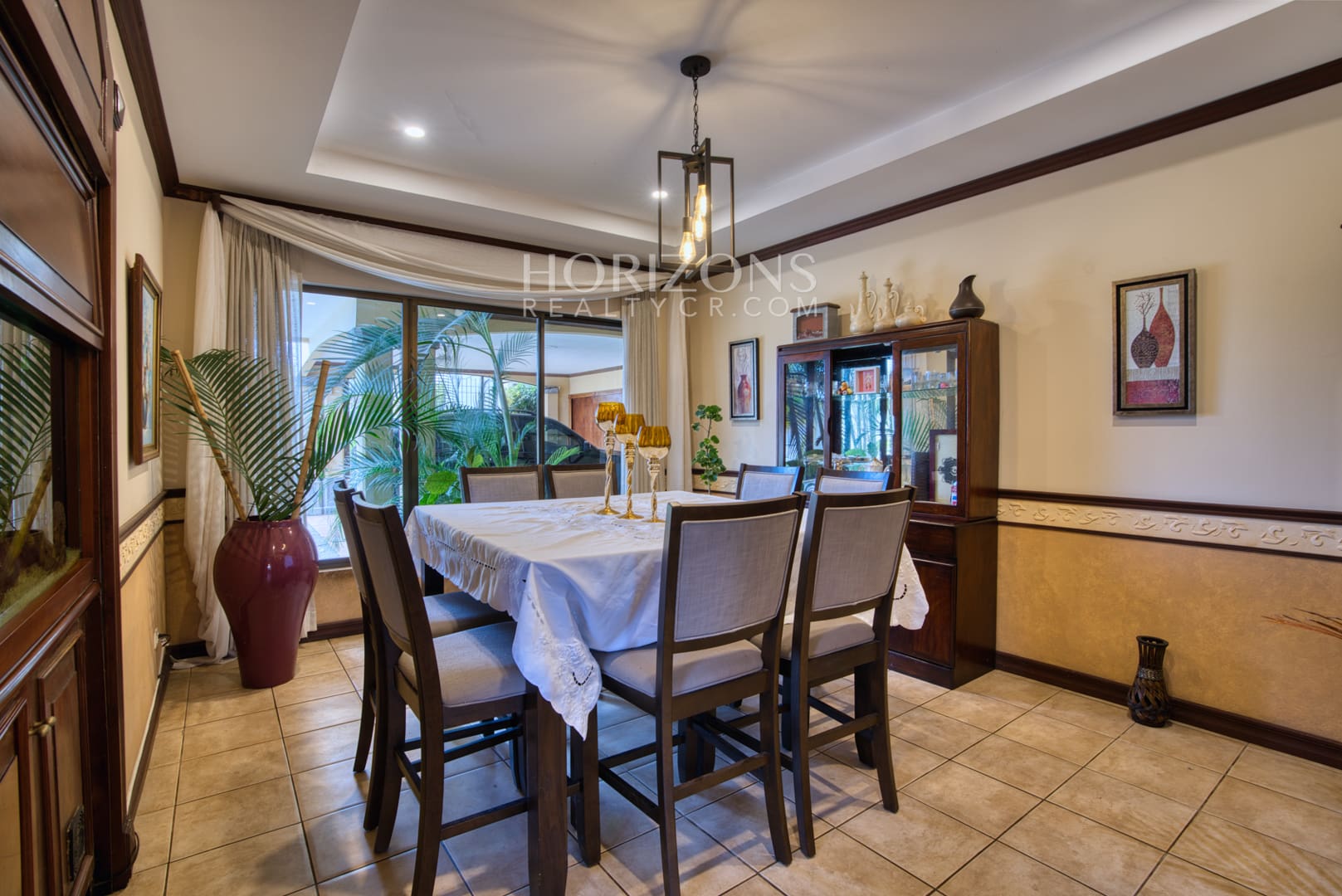 Venta de Casa en Residencial Altamonte 4 Habitaciones + Oficina 5 Garaje 5 Carros Hermosos Jardines nja1239