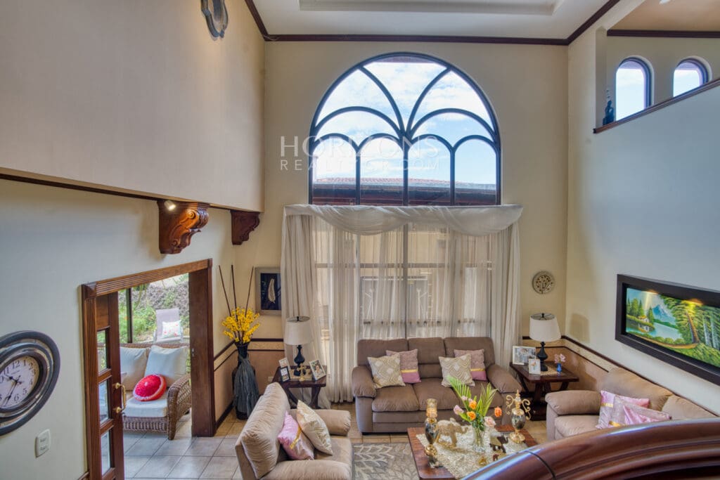 Venta de Casa en Residencial Altamonte 4 Habitaciones + Oficina 5 Garaje 5 Carros Hermosos Jardines nja1239