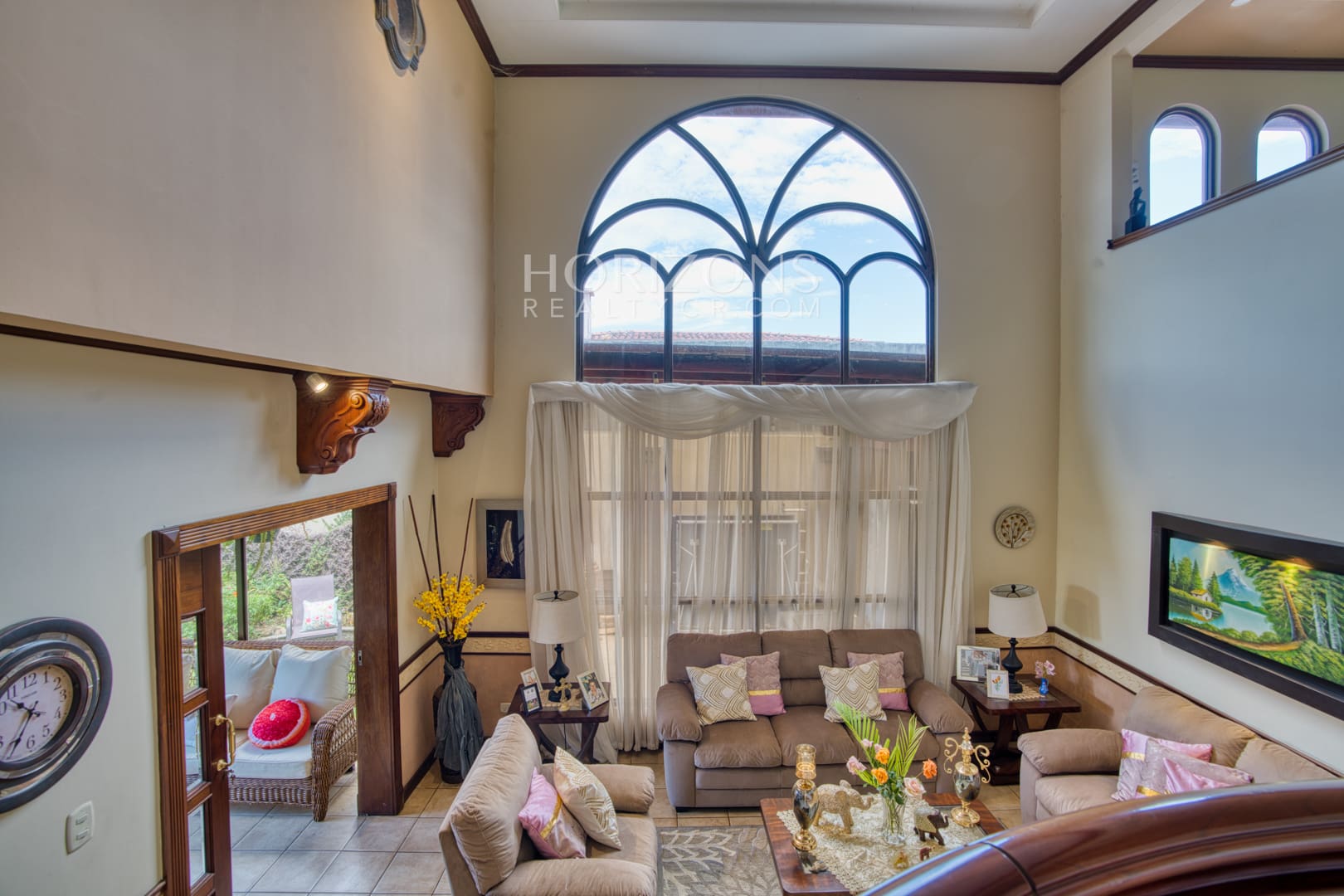 Venta de Casa en Residencial Altamonte 4 Habitaciones + Oficina 5 Garaje 5 Carros Hermosos Jardines nja1239