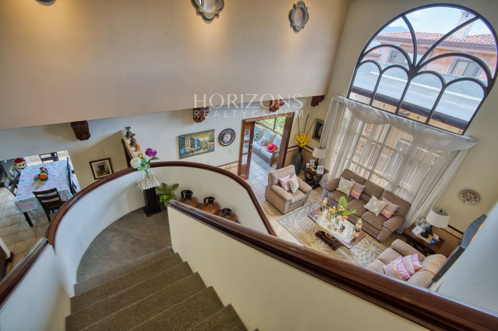 Venta de Casa en Residencial Altamonte 4 Habitaciones + Oficina 5 Garaje 5 Carros Hermosos Jardines nja1239