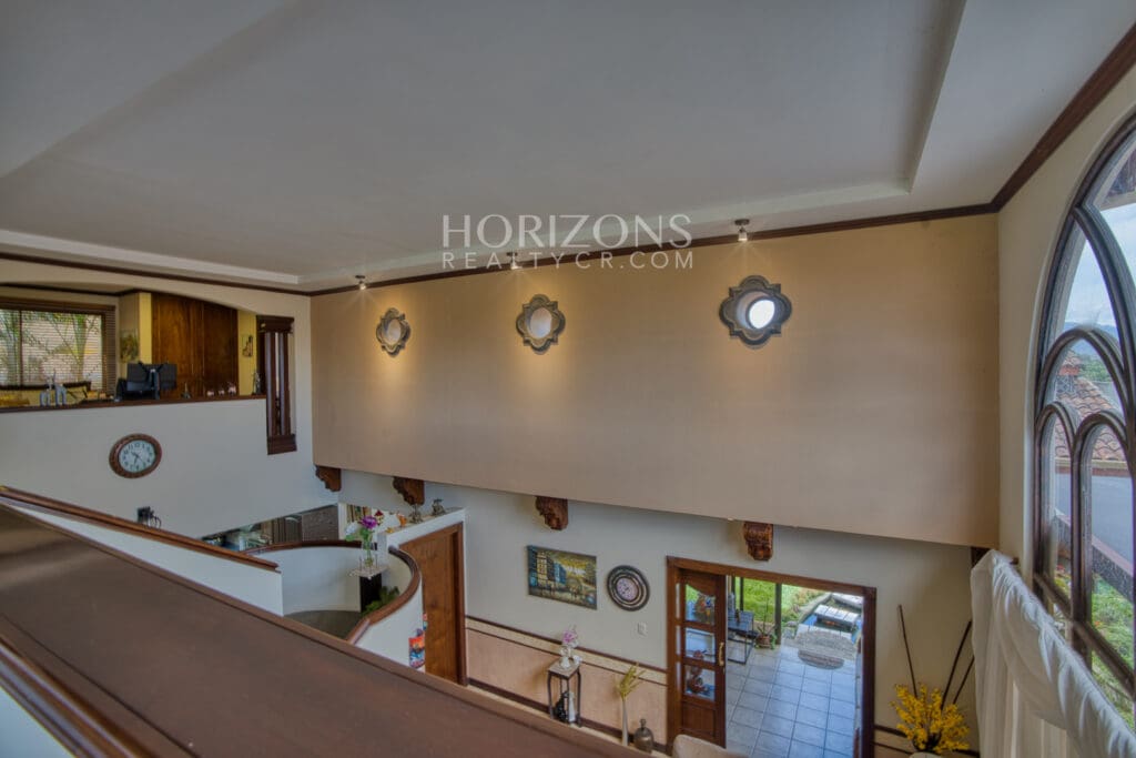 Venta de Casa en Residencial Altamonte 4 Habitaciones + Oficina 5 Garaje 5 Carros Hermosos Jardines nja1239