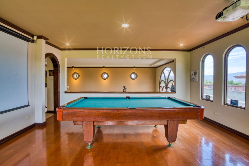 Venta de Casa en Residencial Altamonte 4 Habitaciones + Oficina 5 Garaje 5 Carros Hermosos Jardines nja1239
