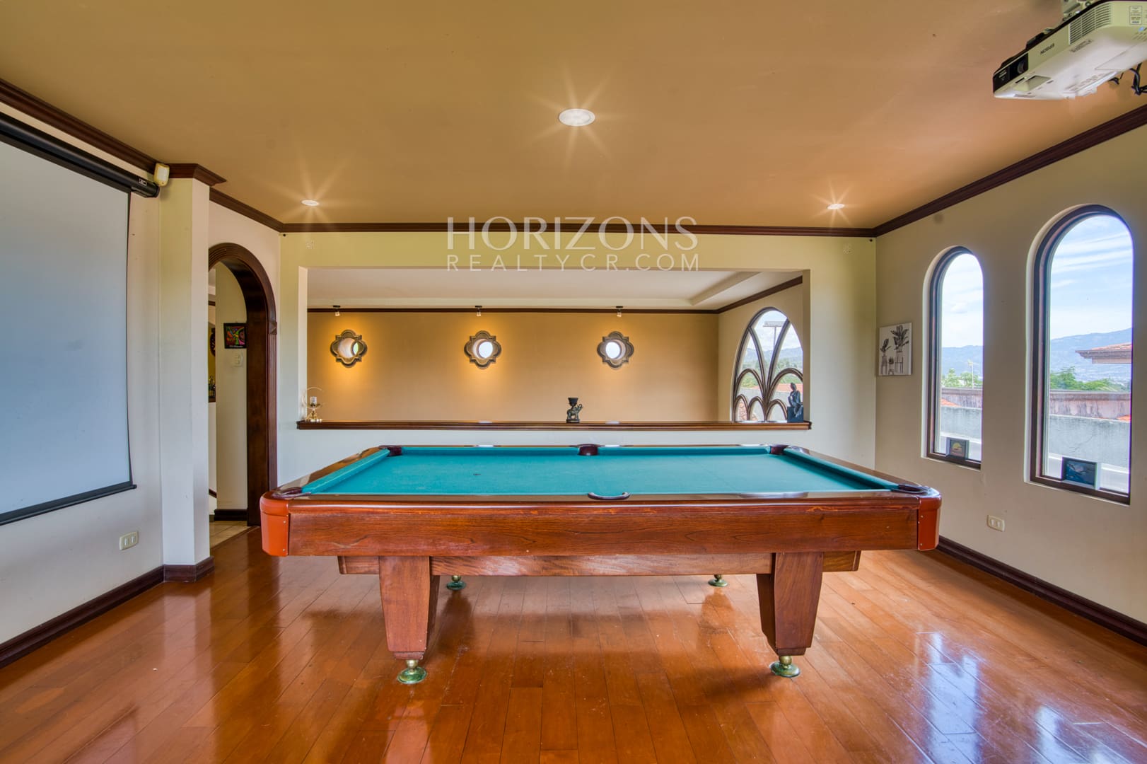 Venta de Casa en Residencial Altamonte 4 Habitaciones + Oficina 5 Garaje 5 Carros Hermosos Jardines nja1239