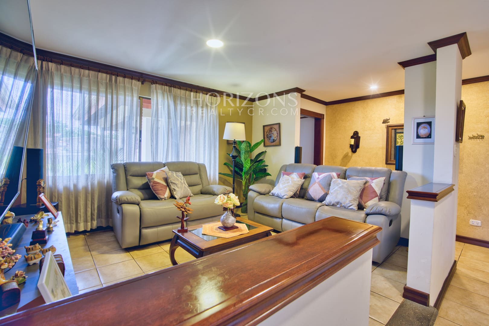 Venta de Casa en Residencial Altamonte 4 Habitaciones + Oficina 5 Garaje 5 Carros Hermosos Jardines nja1239