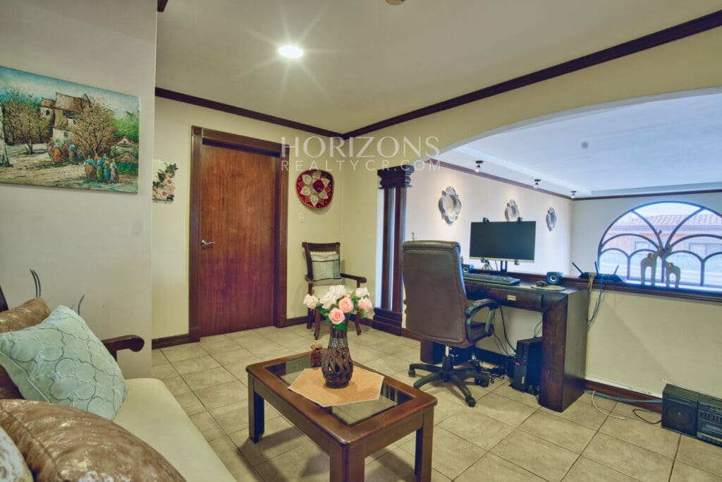 Venta de Casa en Residencial Altamonte 4 Habitaciones + Oficina 5 Garaje 5 Carros Hermosos Jardines nja1239