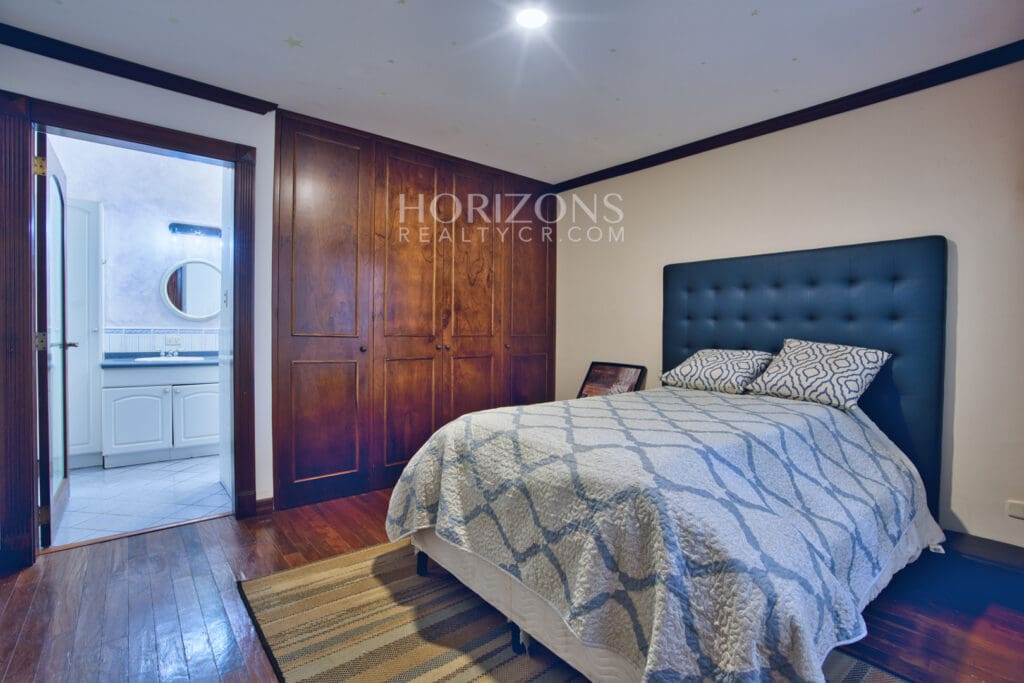 Venta de Casa en Residencial Altamonte 4 Habitaciones + Oficina 5 Garaje 5 Carros Hermosos Jardines nja1239