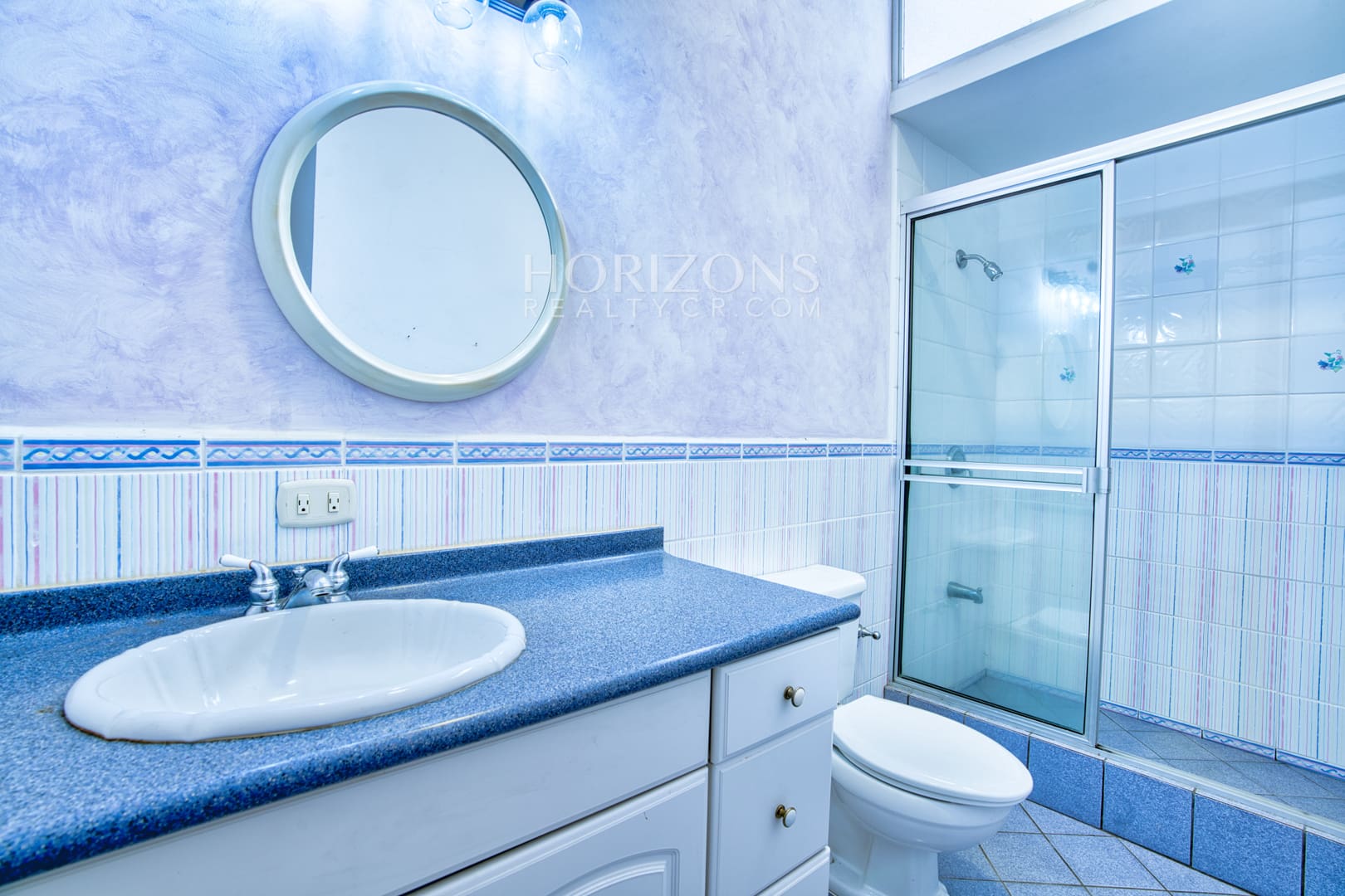 Venta de Casa en Residencial Altamonte 4 Habitaciones + Oficina 5 Garaje 5 Carros Hermosos Jardines nja1239