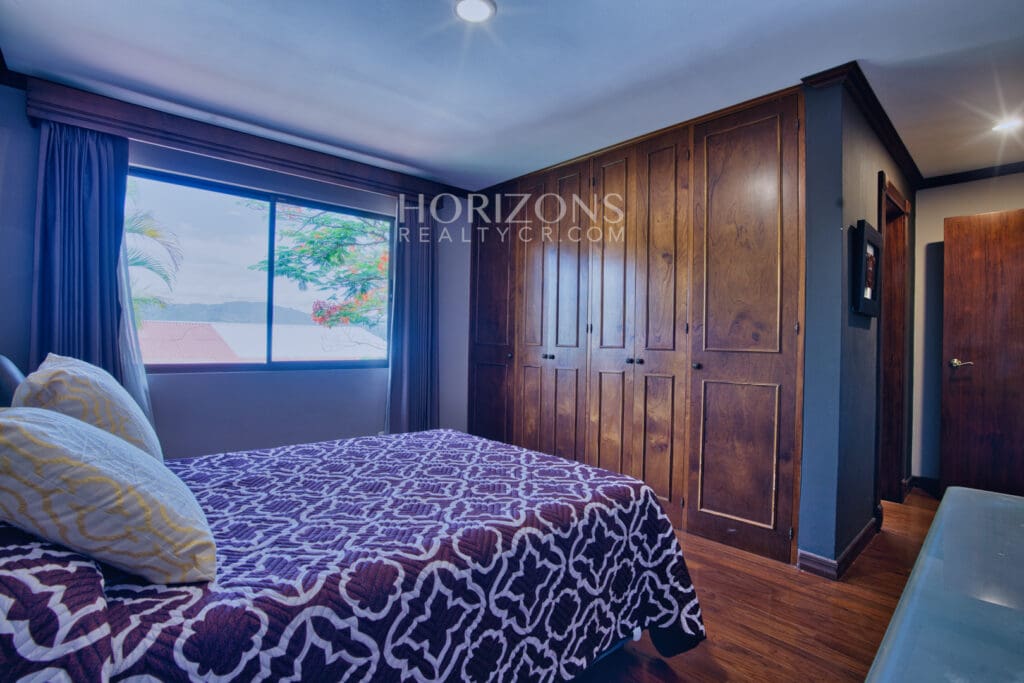 Venta de Casa en Residencial Altamonte 4 Habitaciones + Oficina 5 Garaje 5 Carros Hermosos Jardines nja1239
