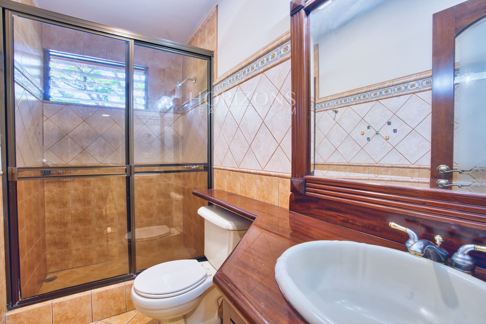 Venta de Casa en Residencial Altamonte 4 Habitaciones + Oficina 5 Garaje 5 Carros Hermosos Jardines nja1239