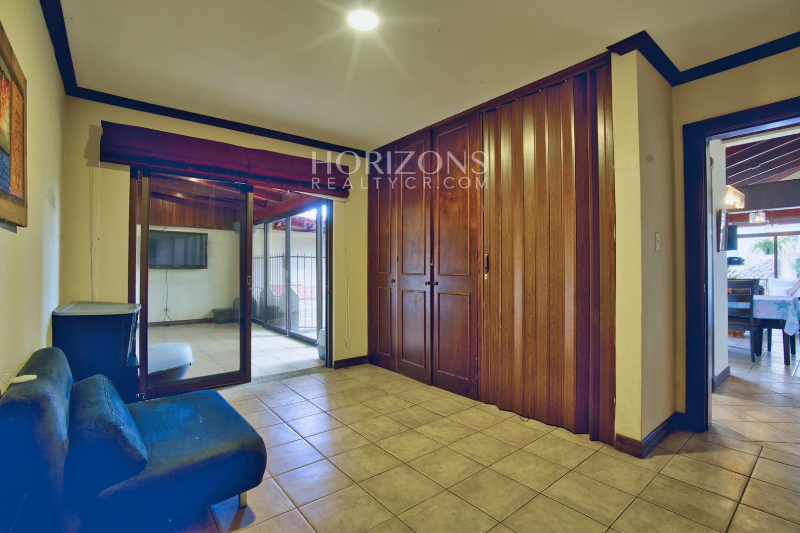 Venta de Casa en Residencial Altamonte 4 Habitaciones + Oficina 5 Garaje 5 Carros Hermosos Jardines nja1239