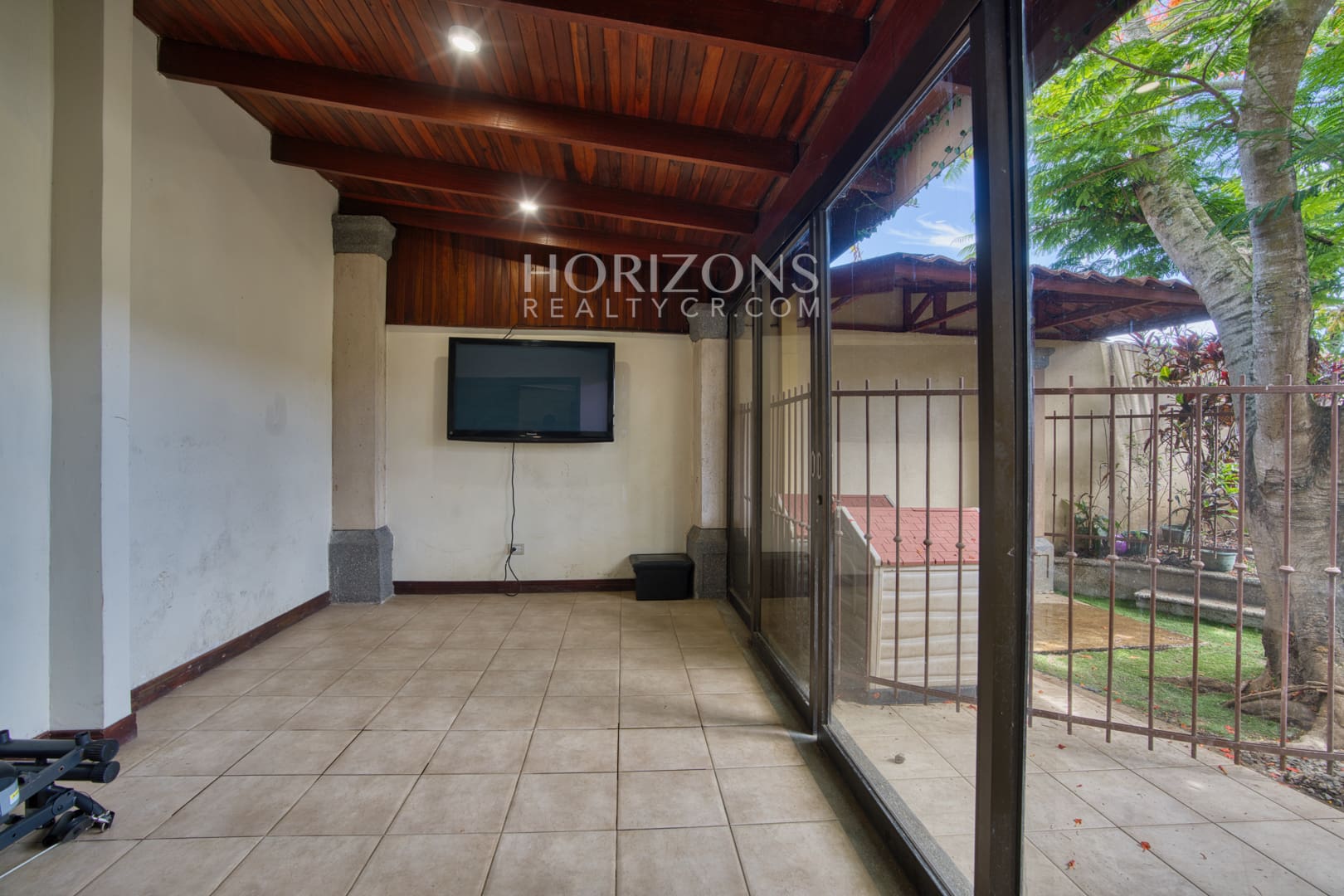 Venta de Casa en Residencial Altamonte 4 Habitaciones + Oficina 5 Garaje 5 Carros Hermosos Jardines nja1239