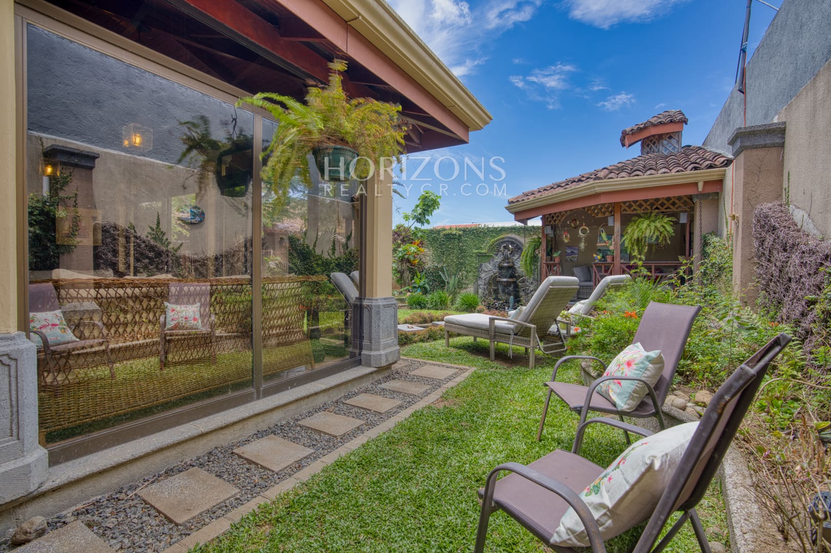 Venta de Casa en Residencial Altamonte 4 Habitaciones + Oficina 5 Garaje 5 Carros Hermosos Jardines nja1239
