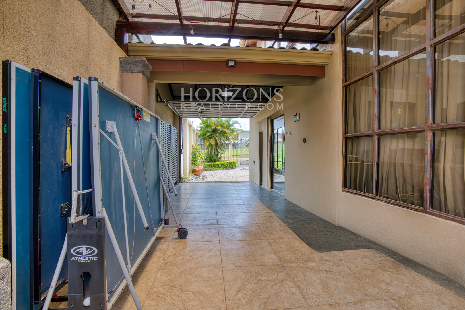 Venta de Casa en Residencial Altamonte 4 Habitaciones + Oficina 5 Garaje 5 Carros Hermosos Jardines nja1239