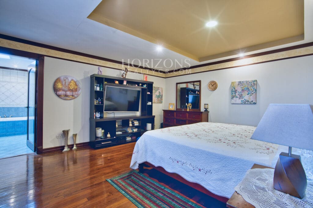 Venta de Casa en Residencial Altamonte 4 Habitaciones + Oficina 5 Garaje 5 Carros Hermosos Jardines nja1239