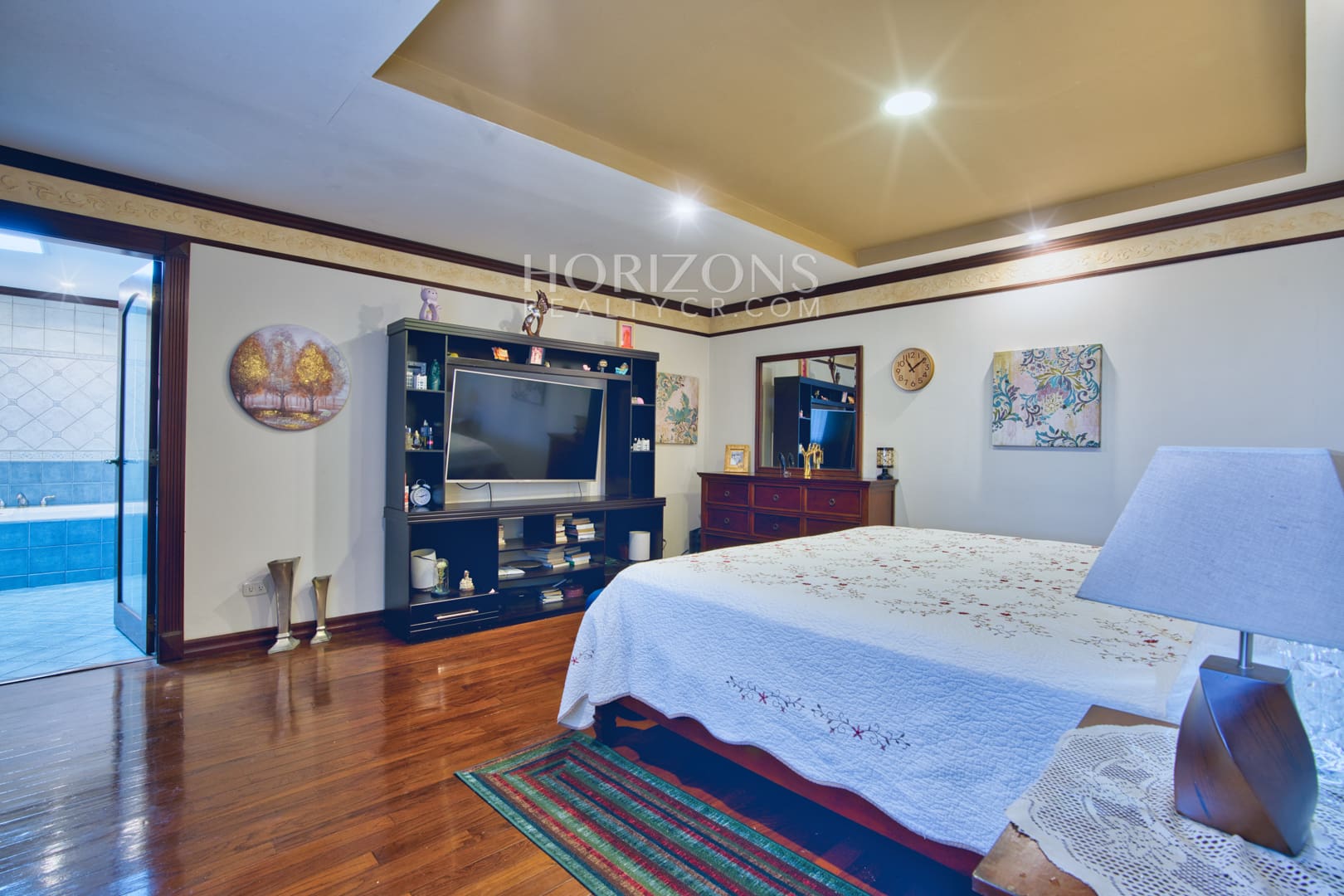 Venta de Casa en Residencial Altamonte 4 Habitaciones + Oficina 5 Garaje 5 Carros Hermosos Jardines nja1239