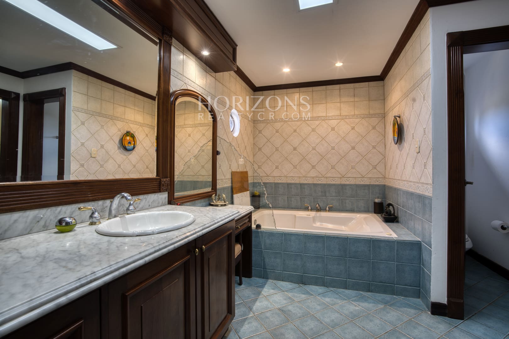 Venta de Casa en Residencial Altamonte 4 Habitaciones + Oficina 5 Garaje 5 Carros Hermosos Jardines nja1239