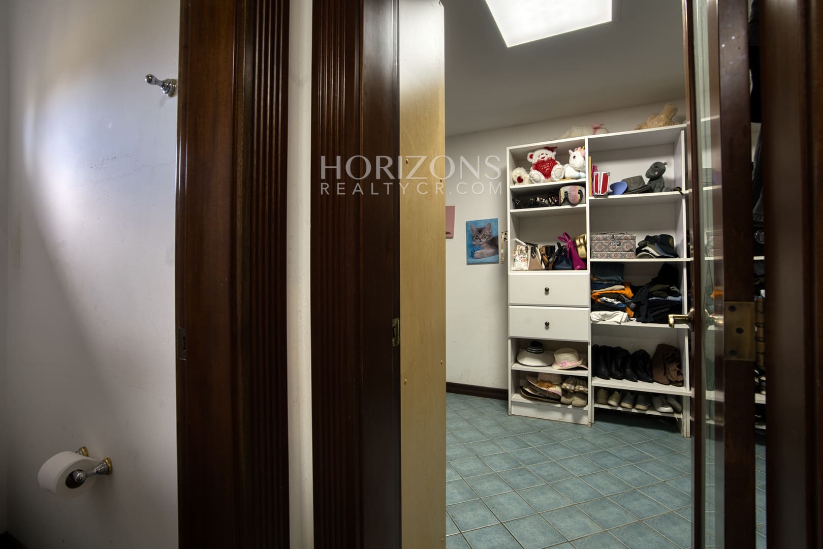 Venta de Casa en Residencial Altamonte 4 Habitaciones + Oficina 5 Garaje 5 Carros Hermosos Jardines nja1239